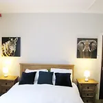 Swinb Apartment, With King Size Bed, Free Wifi And Free Parking